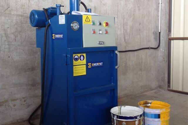 濟(jì)寧某化工公司定制油漆桶打包機(jī)案例 濟(jì)寧某化工公司定制油漆桶打包機(jī)案例