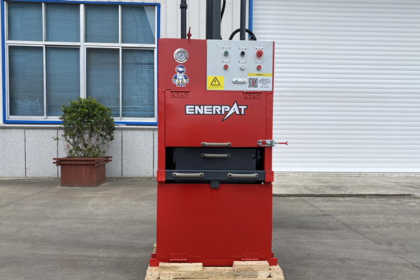 大連某船務(wù)公司定制船用打包機(jī)案例 大連某船務(wù)公司定制船用打包機(jī)案例