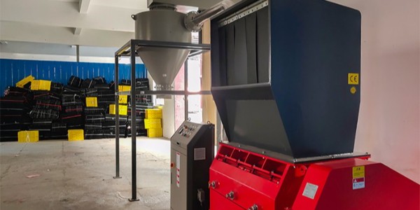 PE薄膜污染環(huán)境危害大？塑料PE薄膜破碎機(jī)來解決