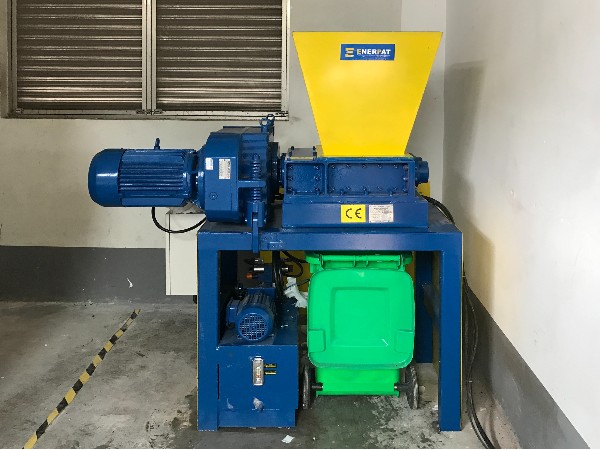 浙江某汽車(chē)零部件公司定制塑料桶撕碎機(jī)案例 浙江某汽車(chē)零部件公司定制塑料桶撕碎機(jī)案例