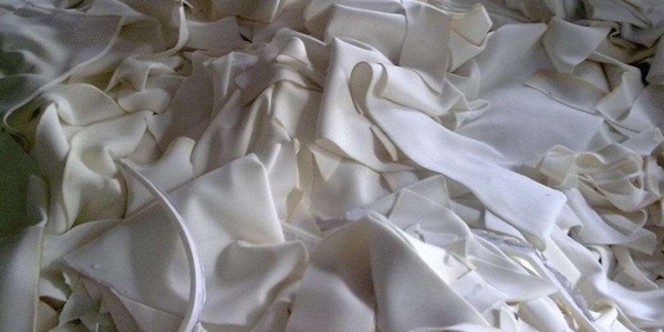 工廠服裝邊角料怎么回收再利用？服裝邊角料破碎機作用分析