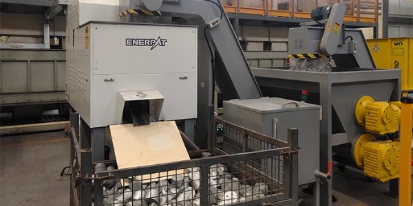 處理鋁刨花用什么設(shè)備好？鋁刨花壓塊機(jī)類型分析