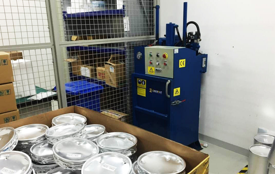 油漆桶壓扁機(jī) 油漆桶壓扁機(jī)