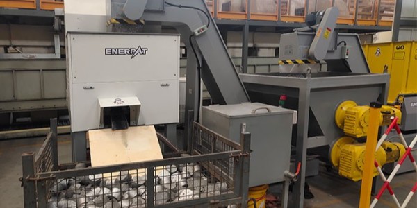 你還在為鐵屑堆積犯愁嗎？快速出料式鐵屑壓餅機來解決