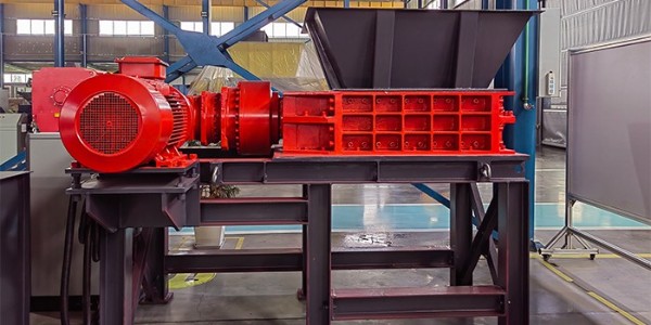 服裝廠碎布頭下腳料怎么處理？廢布料破碎機為你解難題！