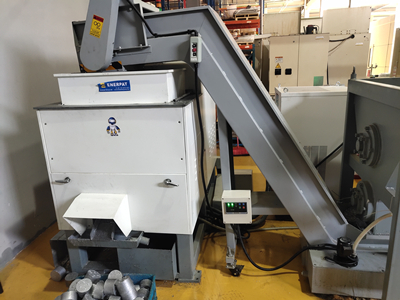 福州某鋁業(yè)公司定制鋁屑壓餅機(jī)案例 福州某鋁業(yè)公司定制鋁屑壓餅機(jī)案例